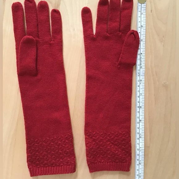 Scarf & Gloves - Picture 4 of 4